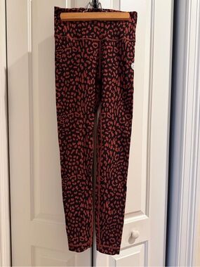 EUC Black and Rust Leopard Print CREAM YOGA Leggings. Size M